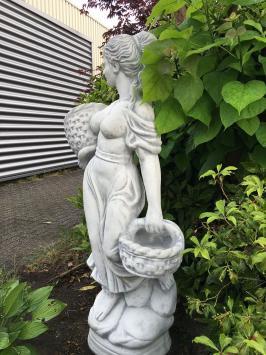 Gartenstatue Frau / Dame mit Blumenkörben